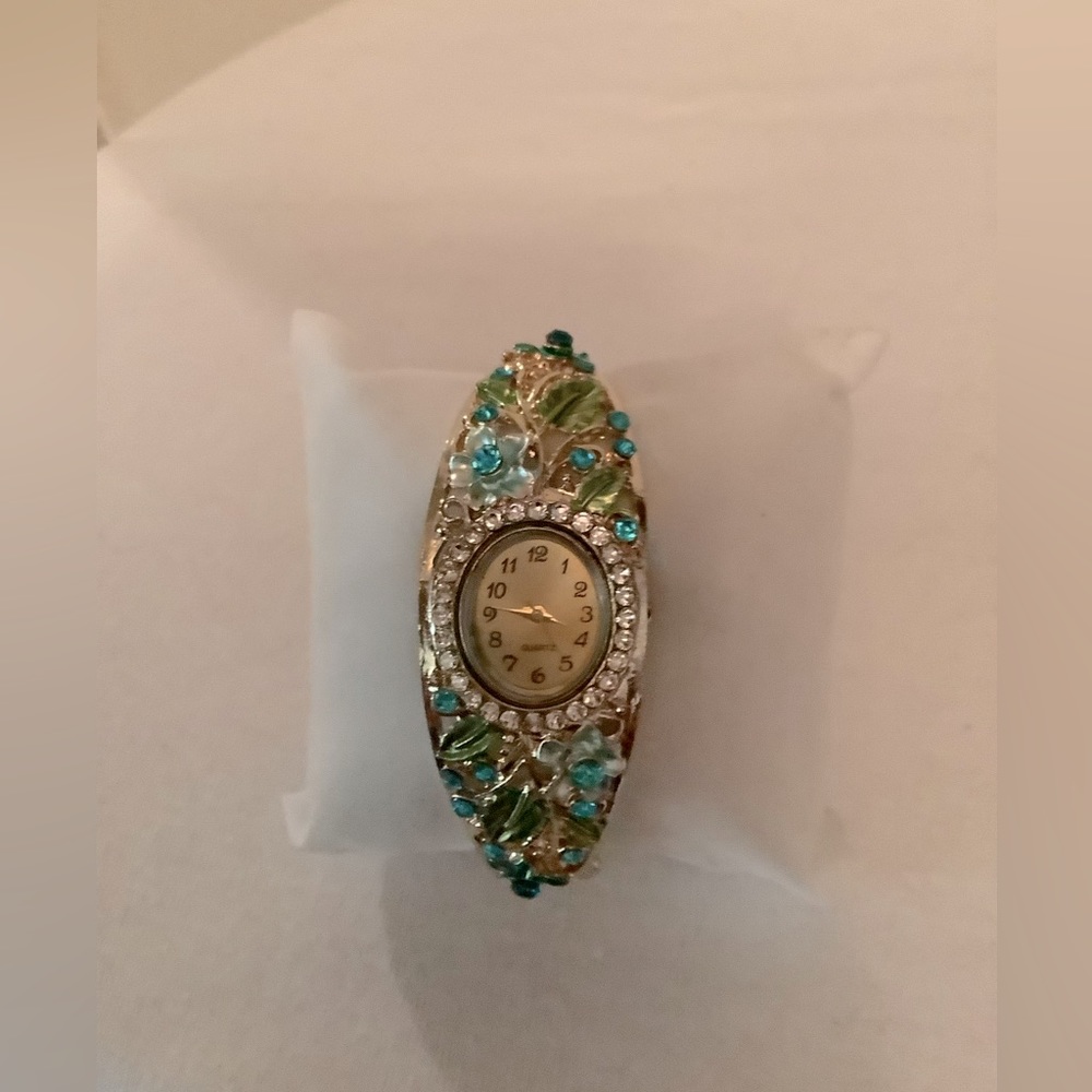 😊Fashion watch with crystals, quartz movement, stainless steel back, never worn